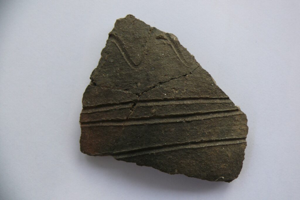 alsobodok-kernye-eltunt-telepules-emleke-2a