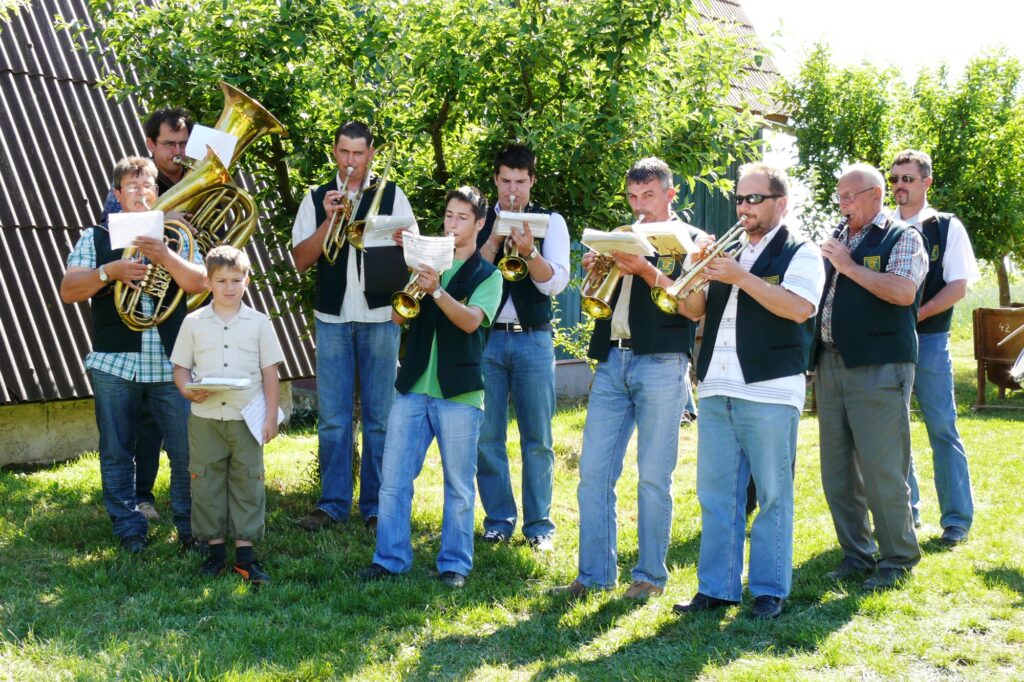 alsobodok-bodoki-nepzene-nepdalok-es-a-helyi-folklorcsoport-4a