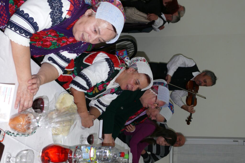 alsobodok-bodoki-nepzene-nepdalok-es-a-helyi-folklorcsoport-3a