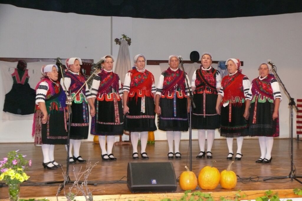 alsobodok-bodoki-nepzene-nepdalok-es-a-helyi-folklorcsoport-1a