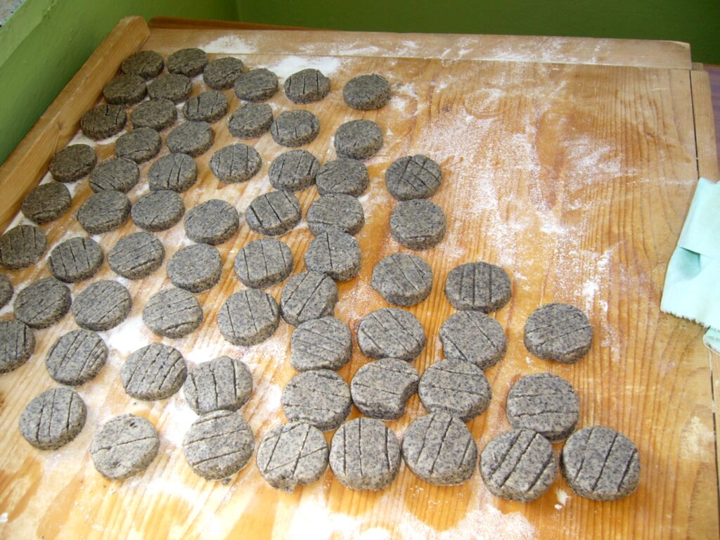 felsoszeli-makos-pogacsa-1