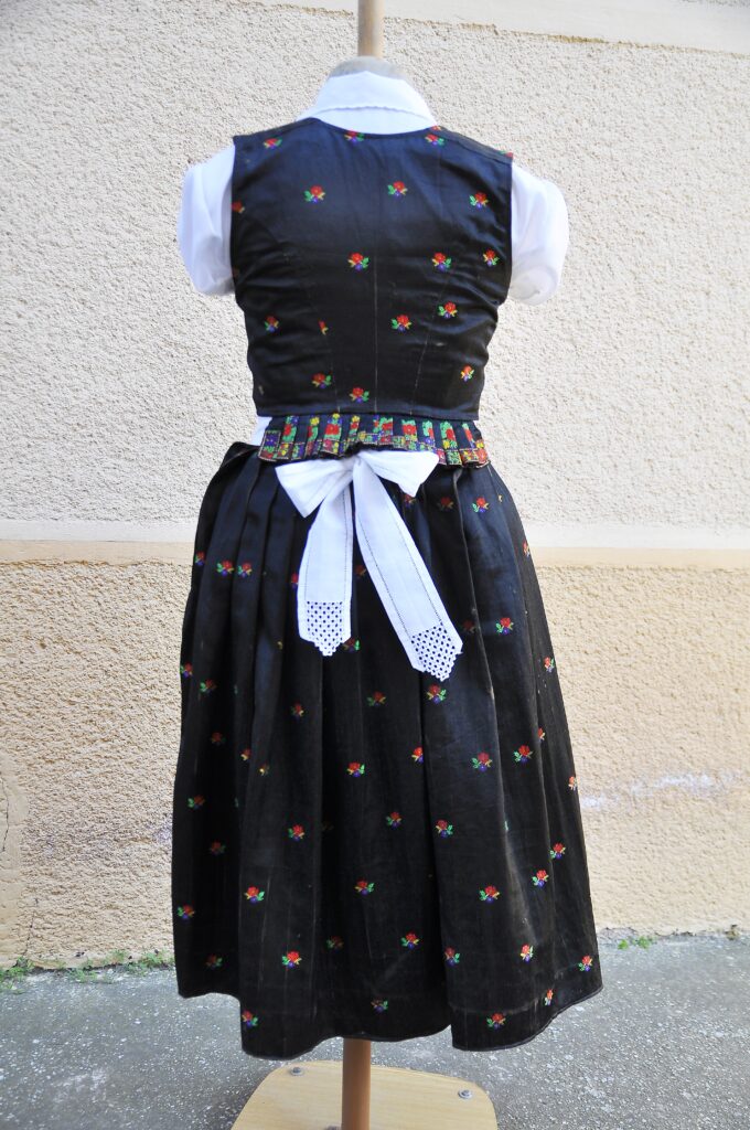 Madar_noi_viselet_gyujtes (5)