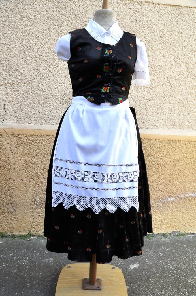 Madar_noi_viselet_gyujtes (4)