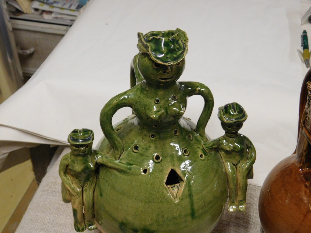 Zöldmázas emberfejes hérészes edény