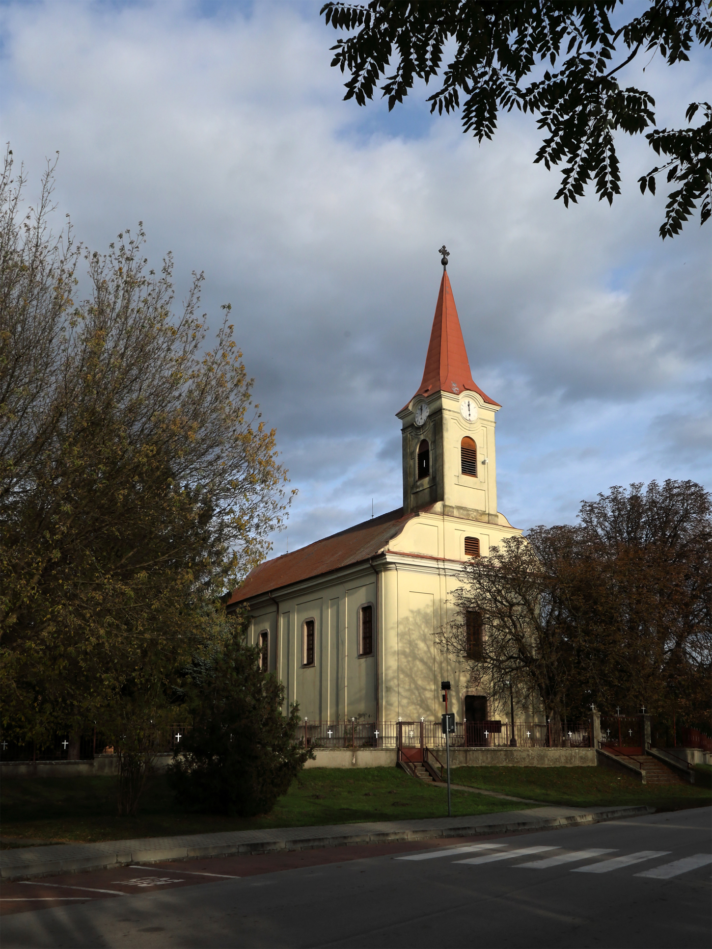 Perbete-a-perbeti-Szentharomsag-plabaniatemplom-es-kornyezete-1