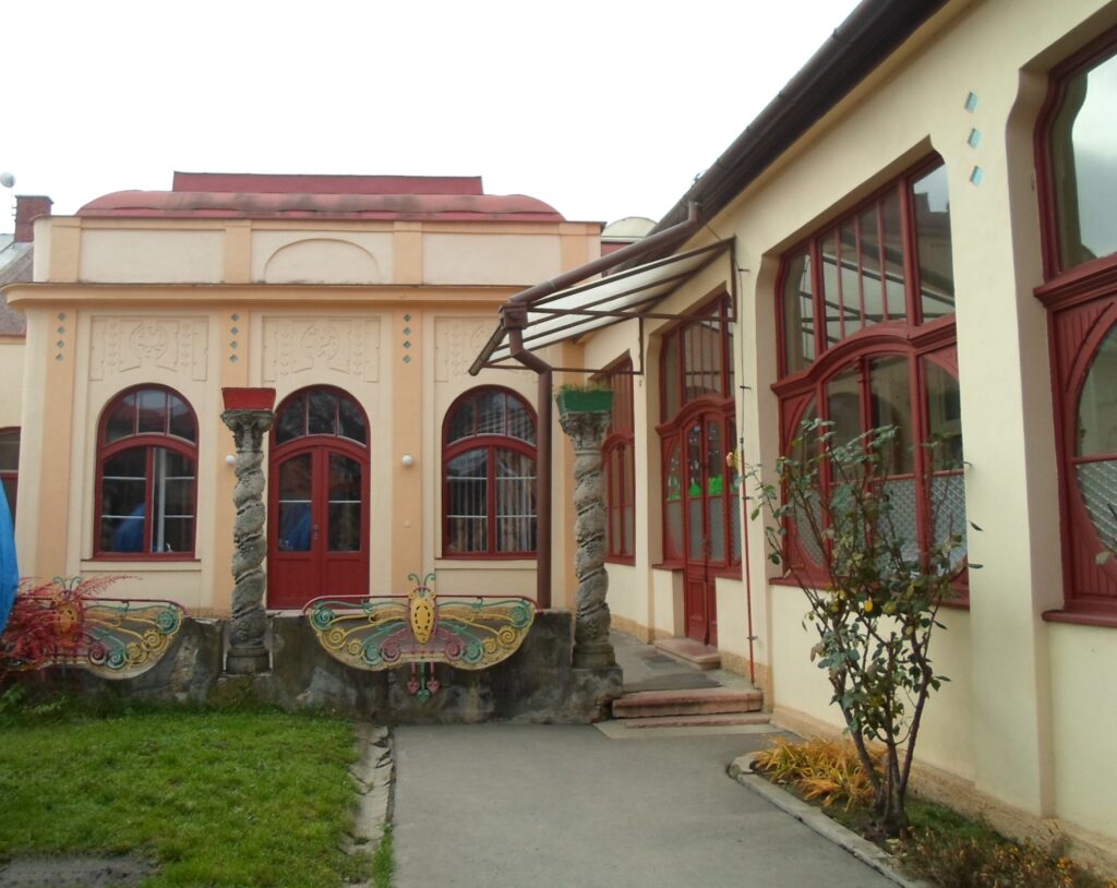 lc-lechner-villa-udvar-2