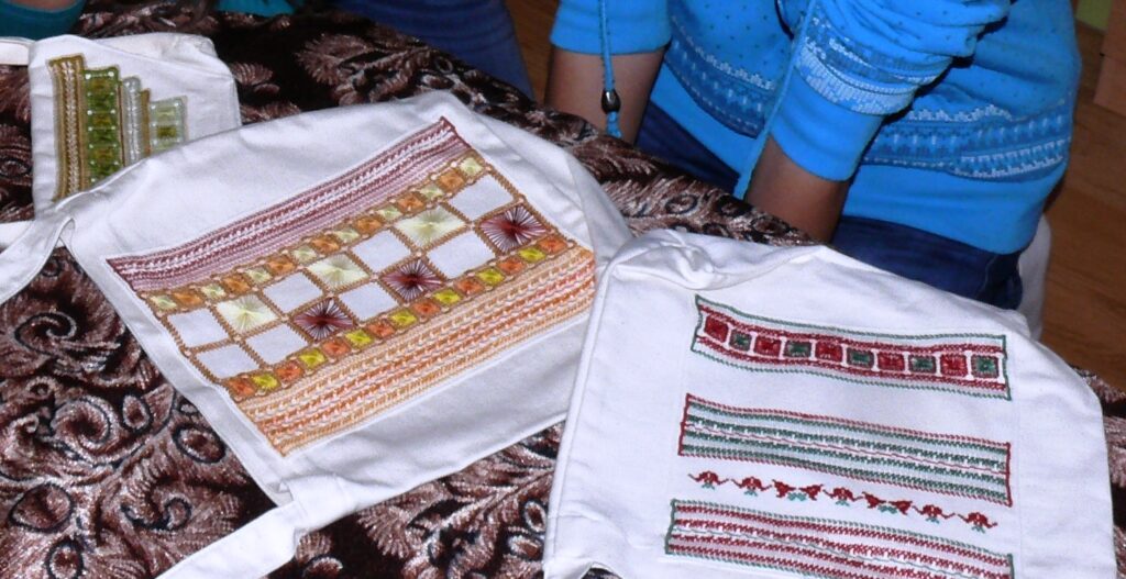 hetenyi_azsur_noi_taskak