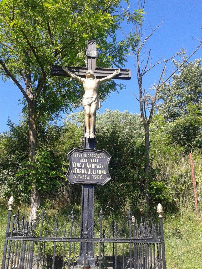 beretke-templom-elotti-kereszt-3