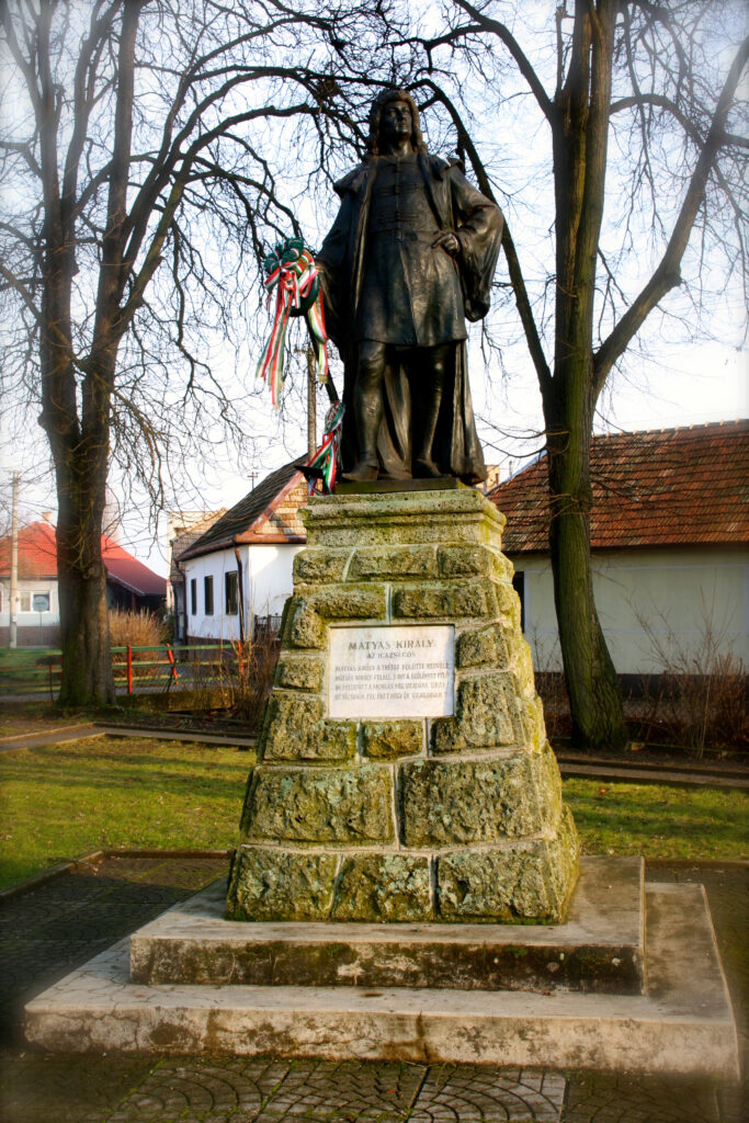 matyas-kiraly-szobra-a-talapzattal-egyutt