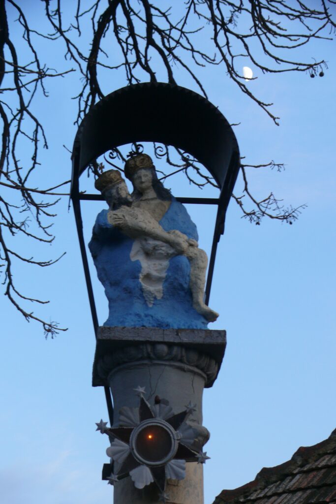 pograny-ut-menti-szakralis-kisemlekek-1