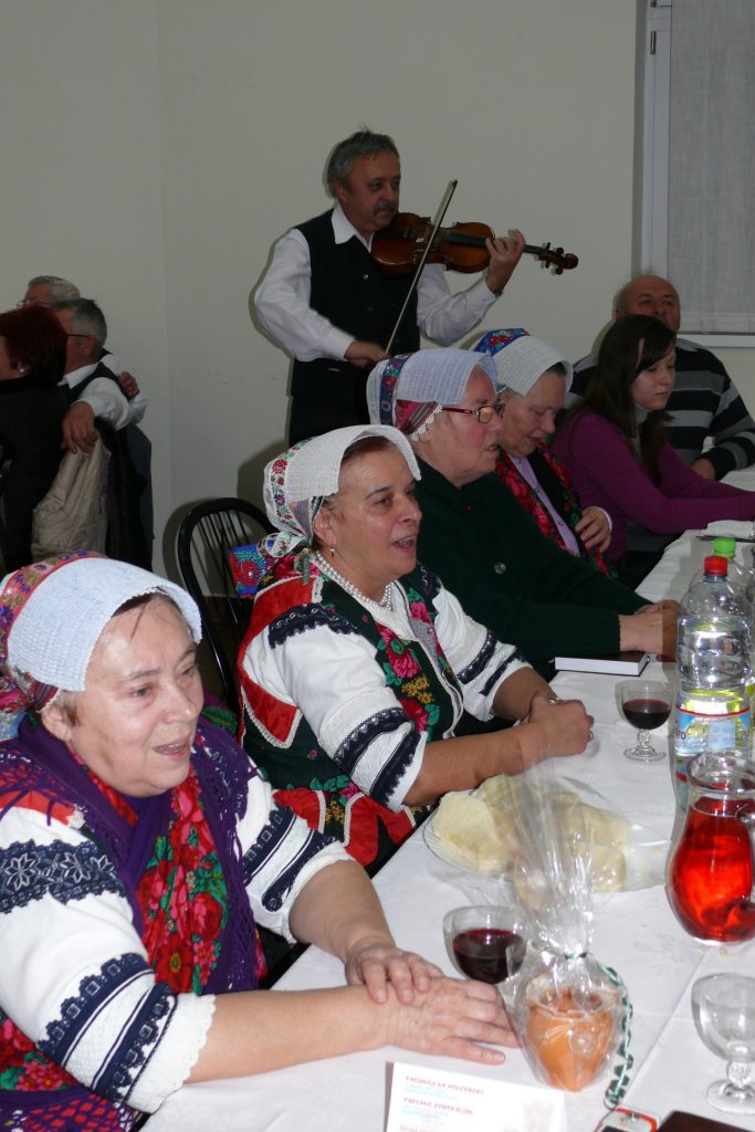 alsobodok-bodoki-nepzene-nepdalok-es-a-helyi-folklorcsoport-3a