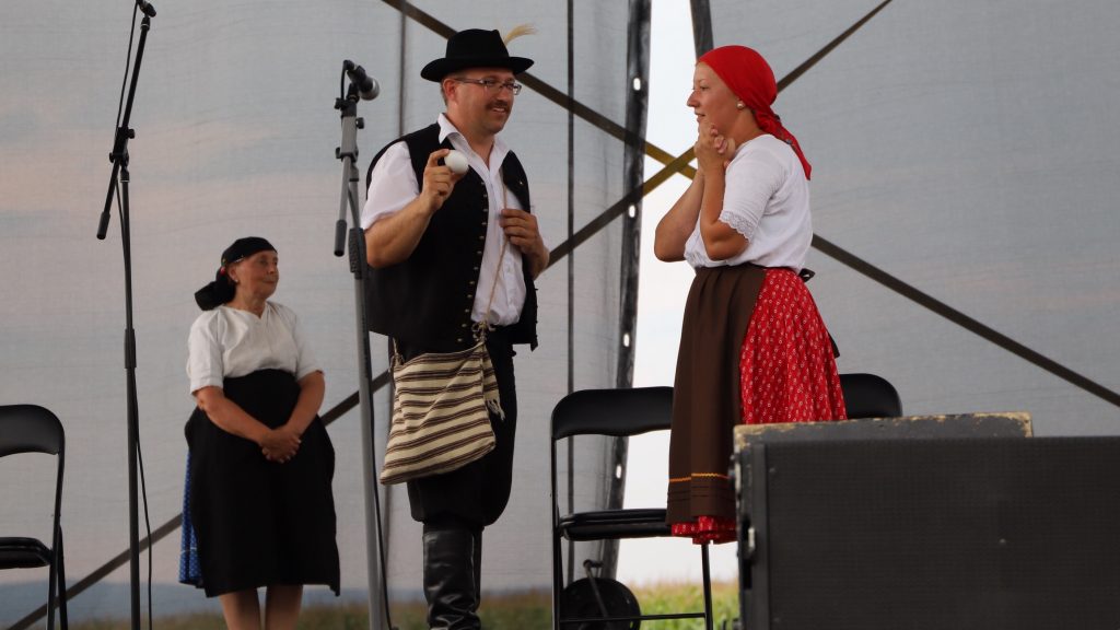 A Pásztor házaspár mese-játszás közben