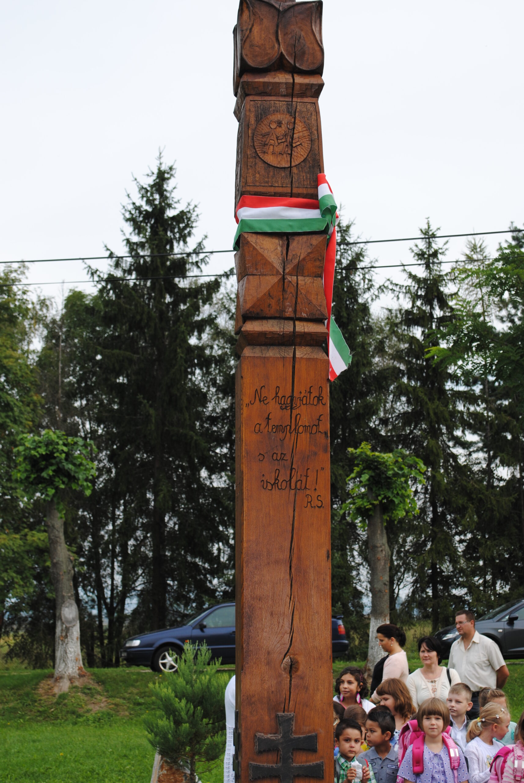 Kopjafa az anyanyelvi oktatás újraindításának 60. évére