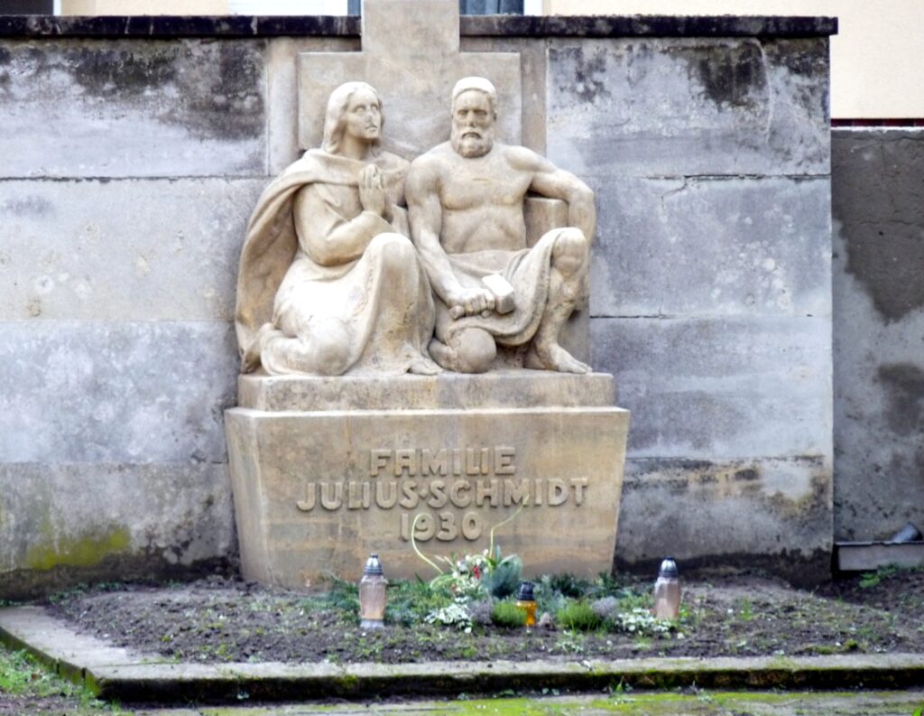 Julius Schmidt családi síremléke