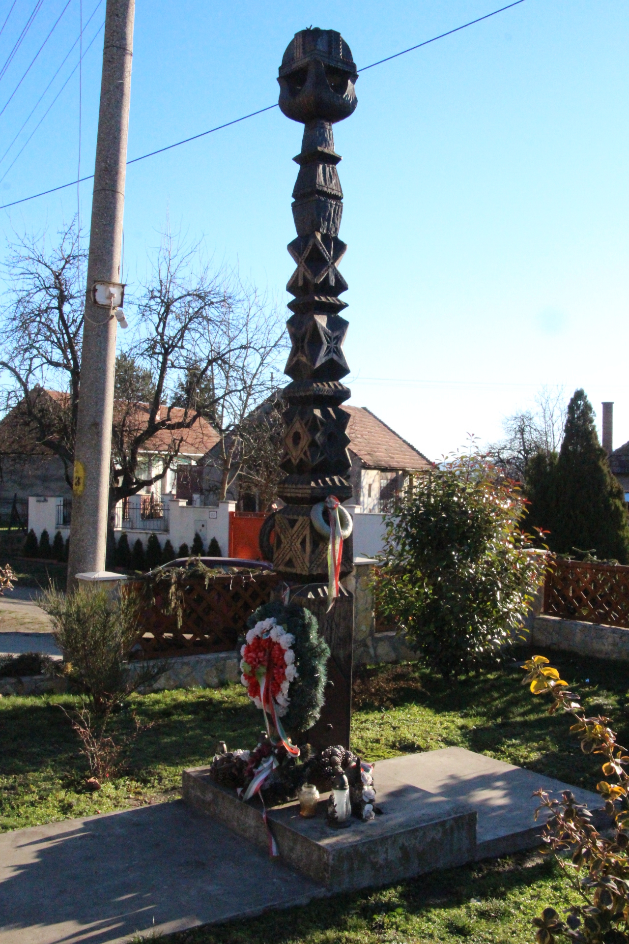 Millenniumi emlékoszlop a Szent Koronával