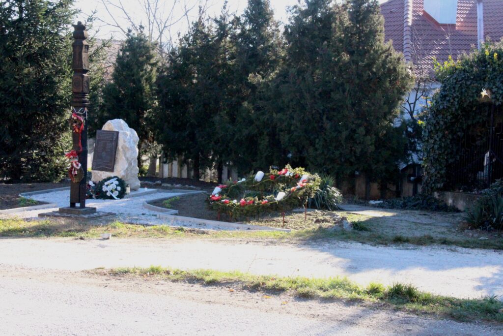 A falu első írásos említésének kopjafája