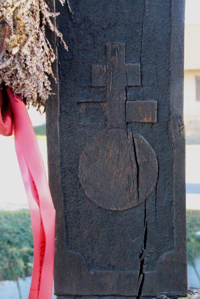 A falu első írásos említésének kopjafája