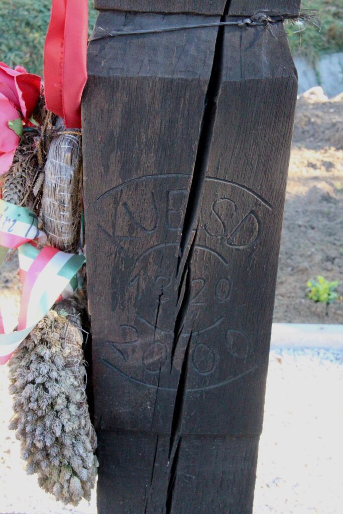 A falu első írásos említésének kopjafája