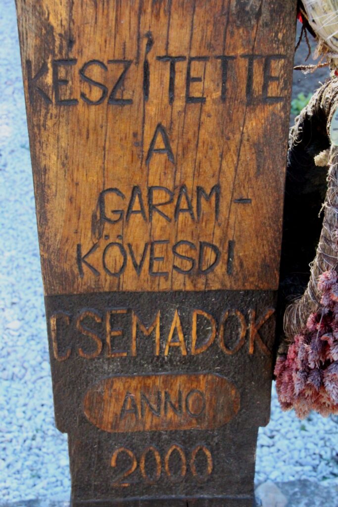 A falu első írásos említésének kopjafája