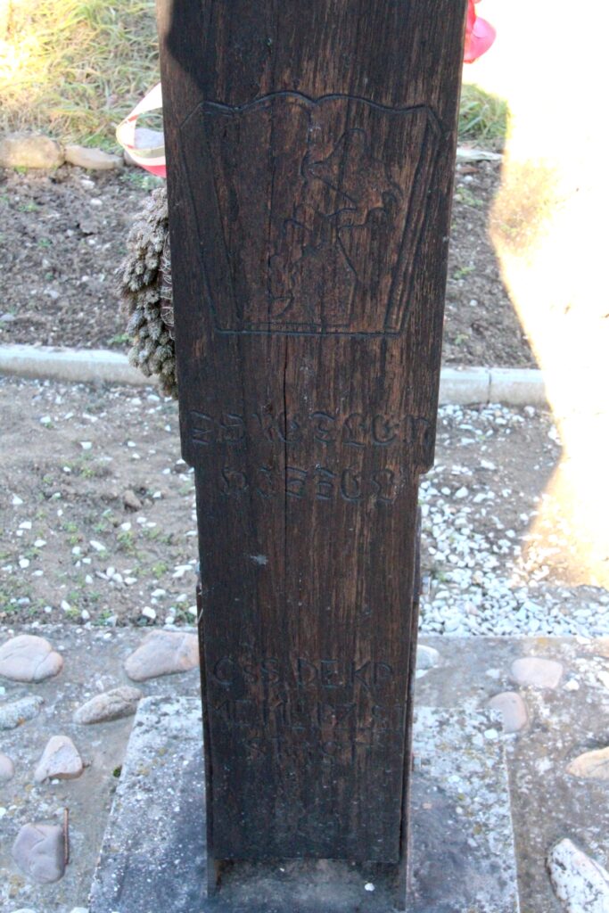 A falu első írásos említésének kopjafája