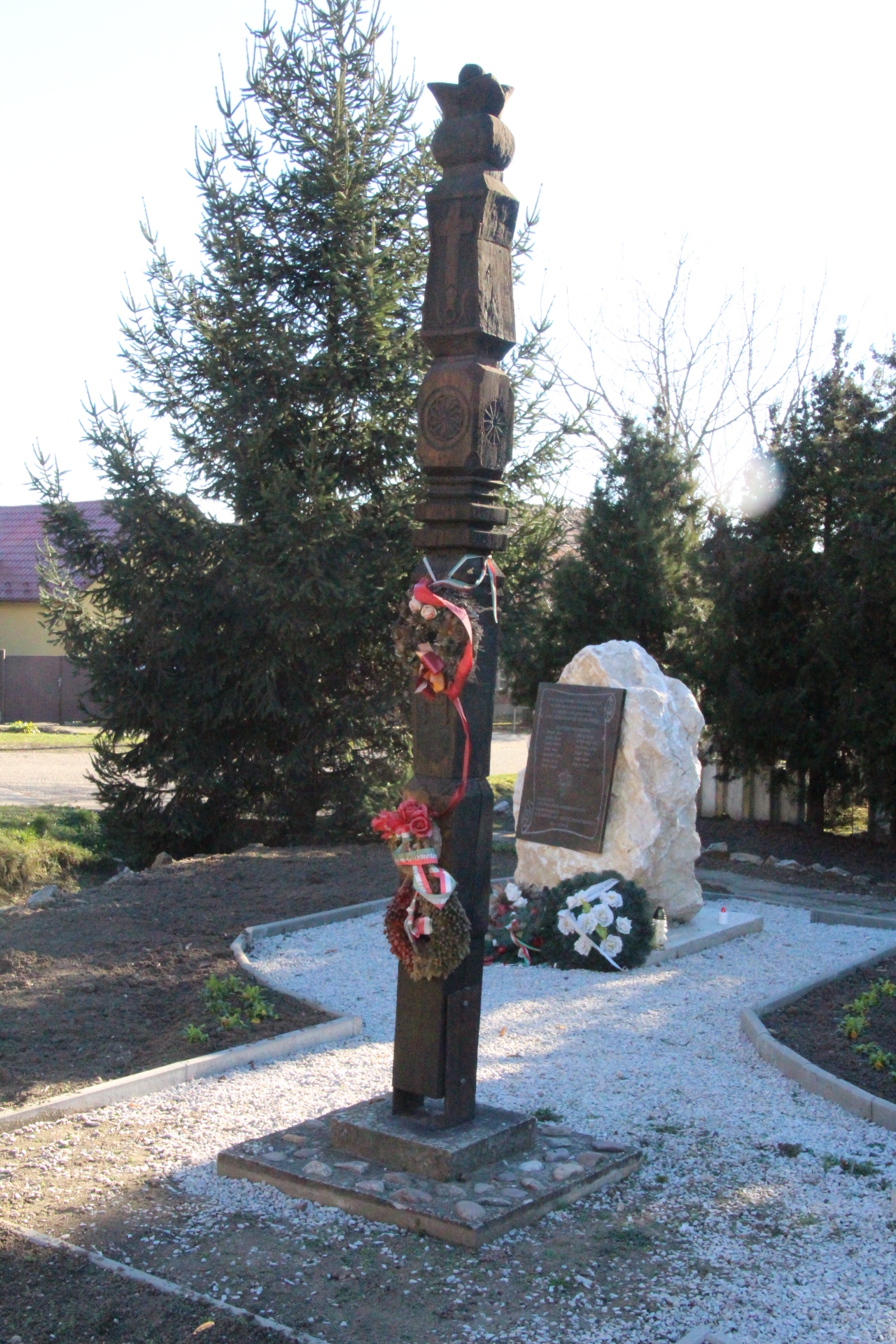 A falu első írásos említésének kopjafája