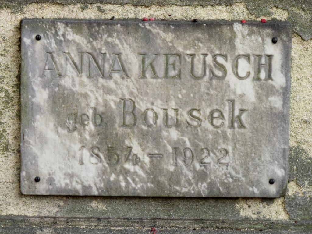 Anton Keusch síremléke