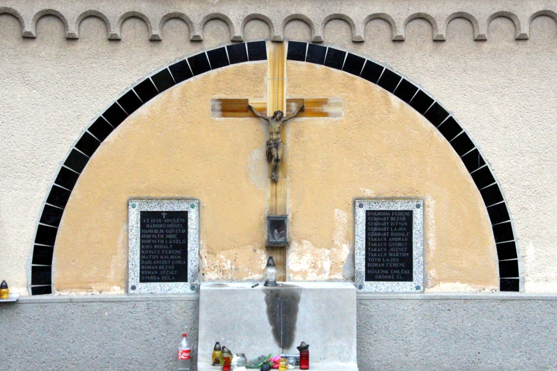 A hősök szobra, a 2. világháború emléktáblái