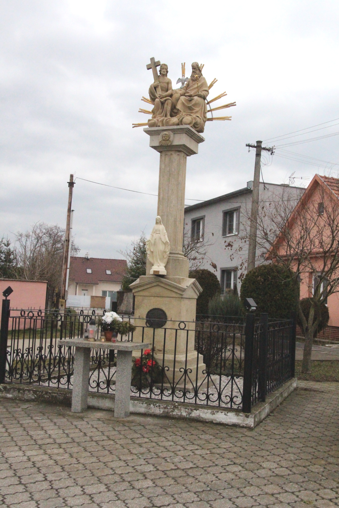 A pénteksúri Szentháromság szobor