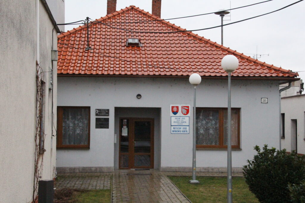 A falu első írásos említésének emléktáblája Hegysúron