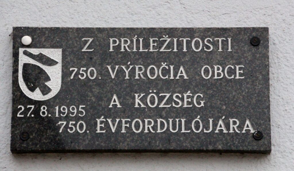 A falu első írásos említésének emléktáblája Hegysúron