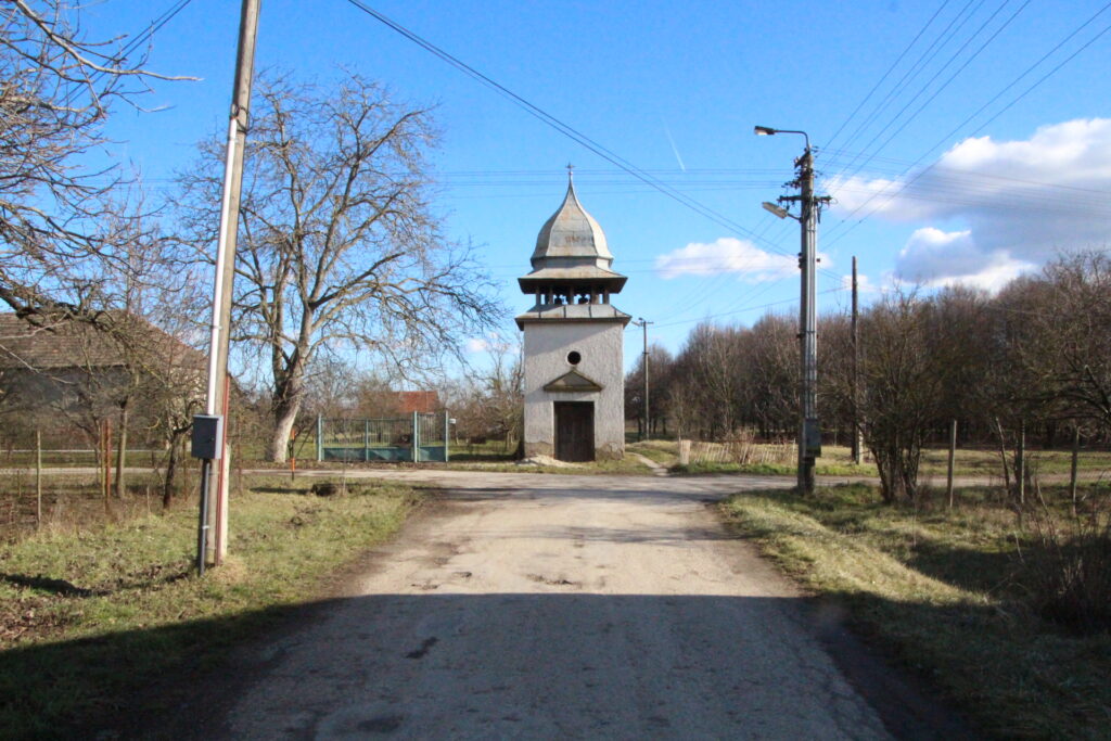 Az Arad-pusztai harangláb