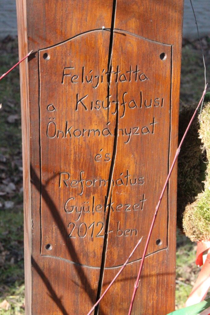 A község első írásos emlékének kopjafája