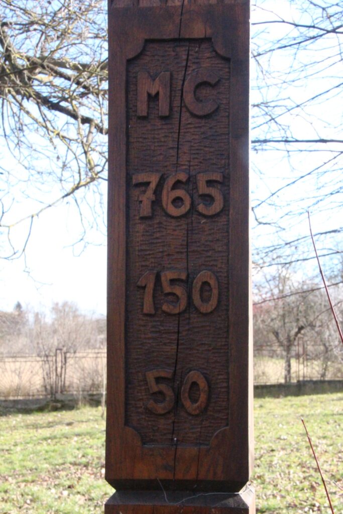 A község első írásos emlékének kopjafája