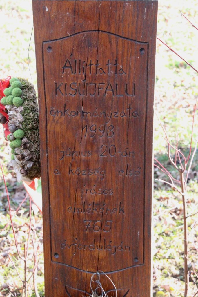 A község első írásos emlékének kopjafája