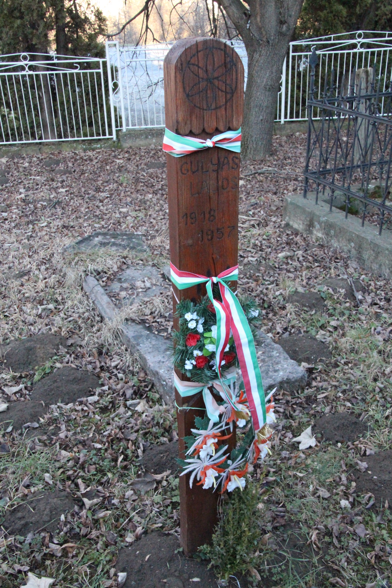 Gulyás Lajos református lelkész emlékére állított kopjafa
