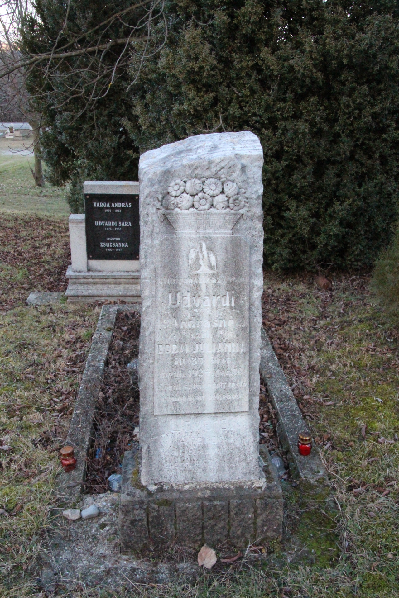 Udvardi András és Andrásné sírja