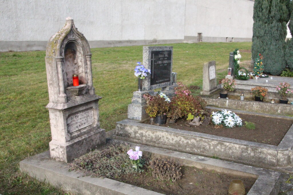 Róth Ignácz párkányi plébános sírja