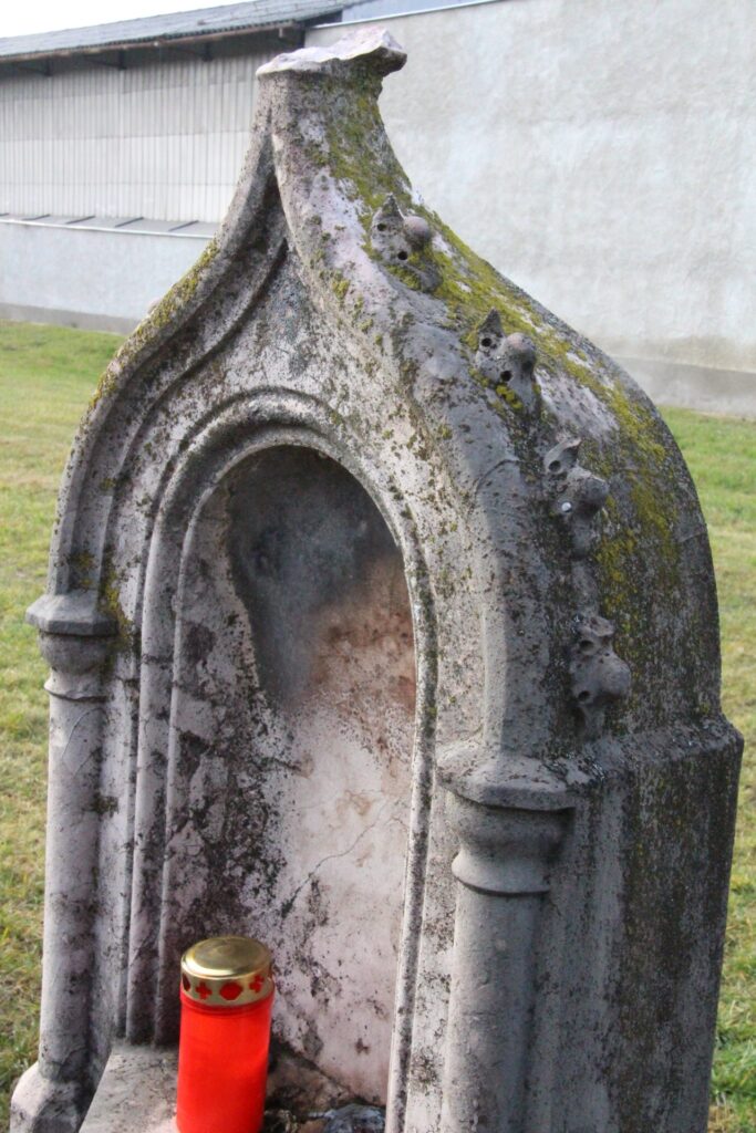 Róth Ignácz párkányi plébános sírja