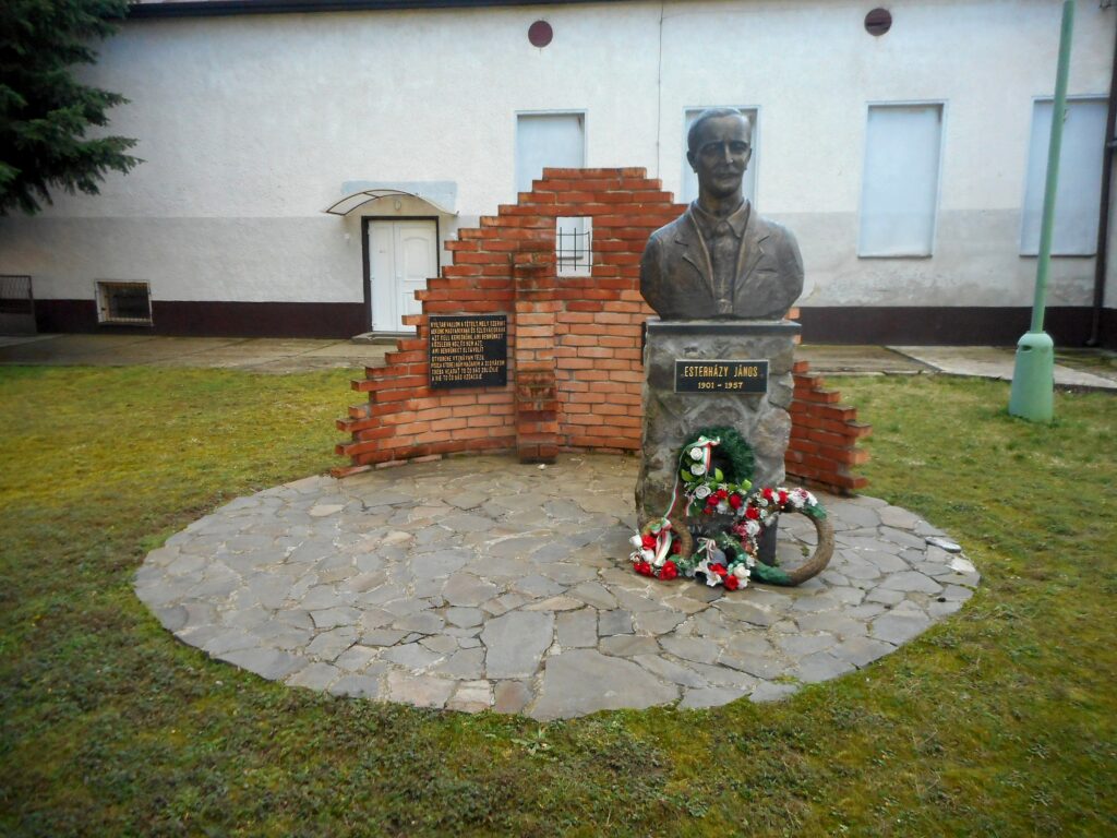 Esterházy János szobra