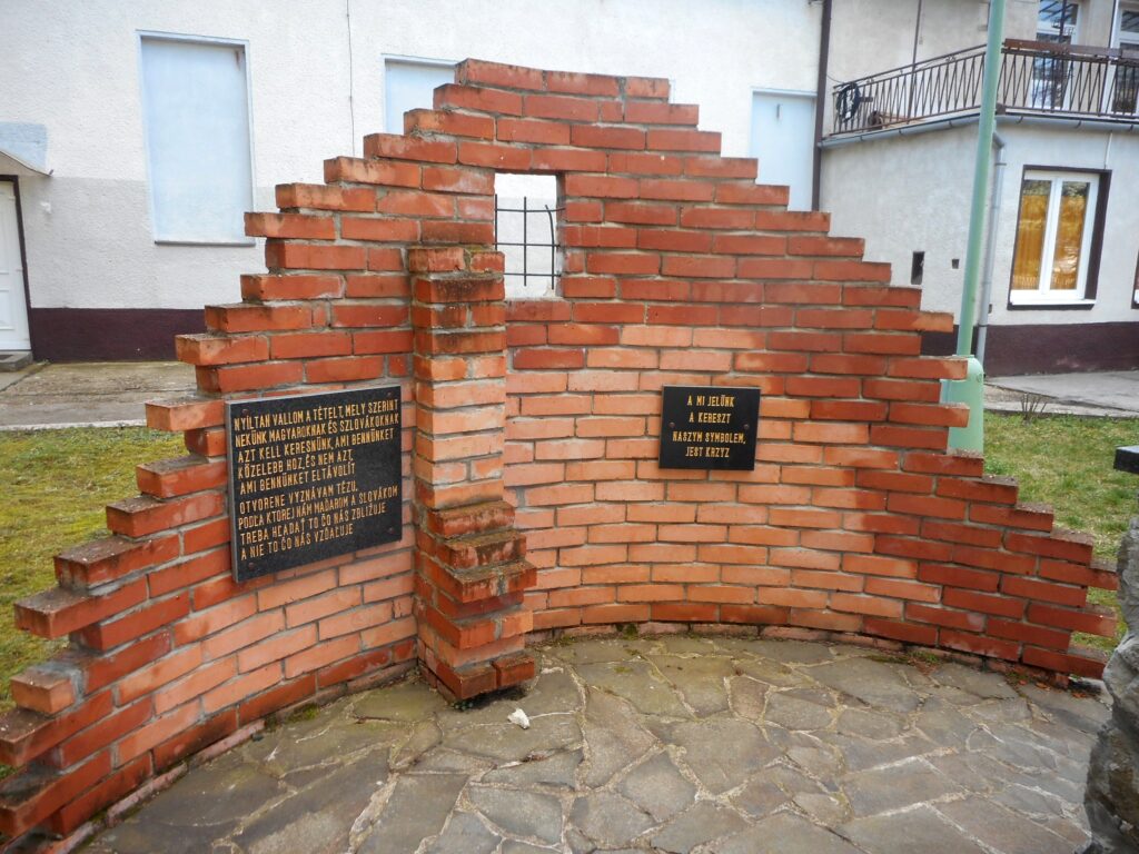 Esterházy János szobra