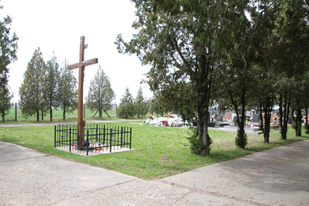 Nagykereszt az új temetőben