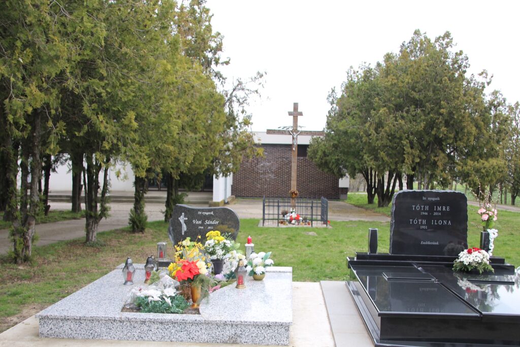 Nagykereszt az új temetőben