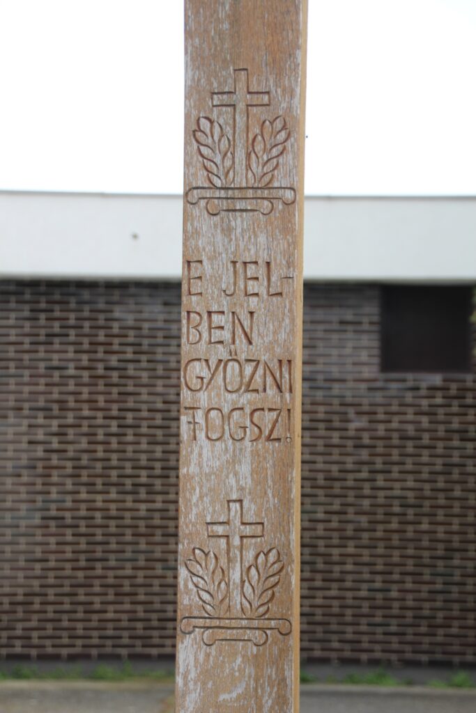 Nagykereszt az új temetőben