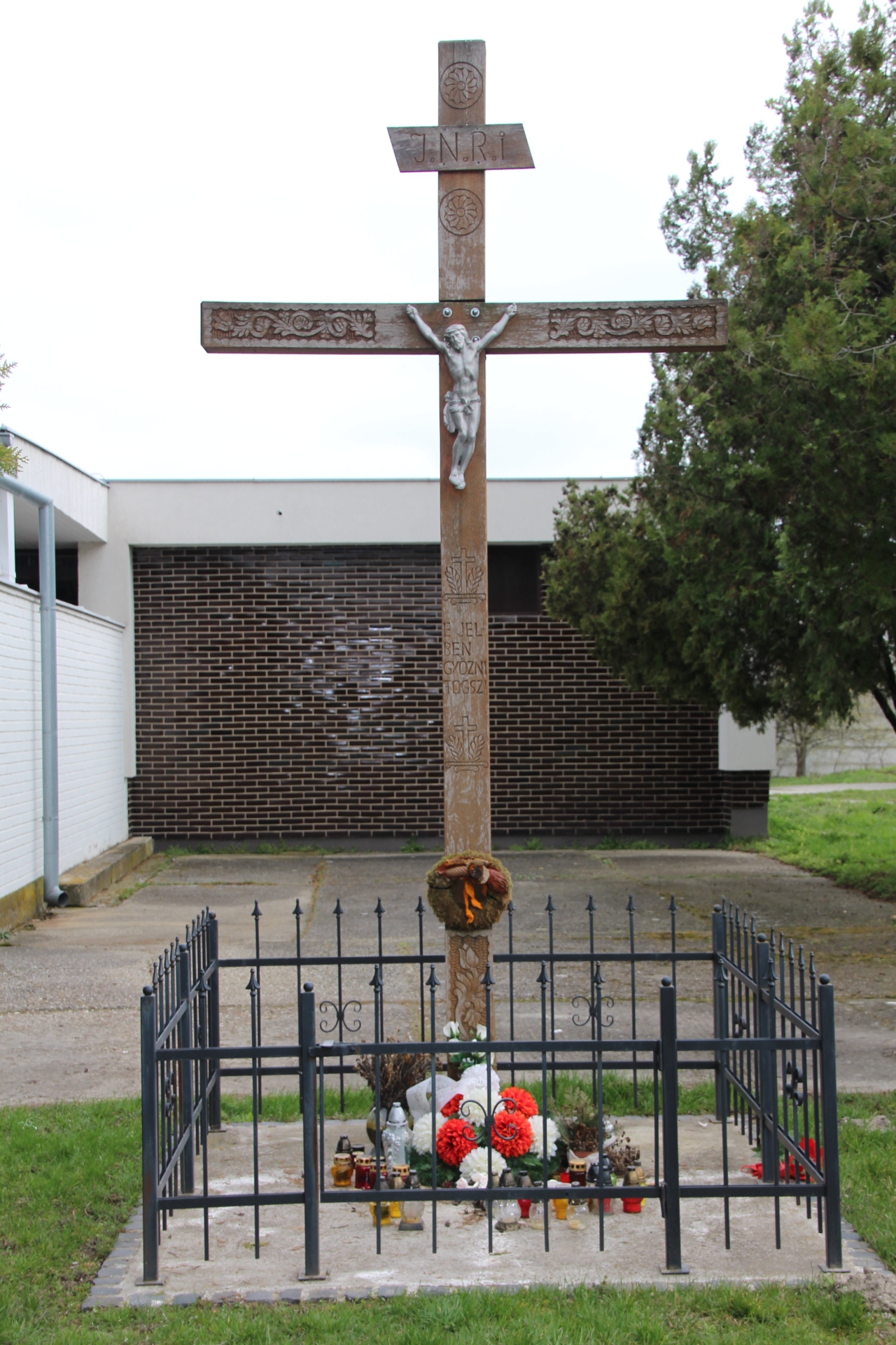 Nagykereszt az új temetőben