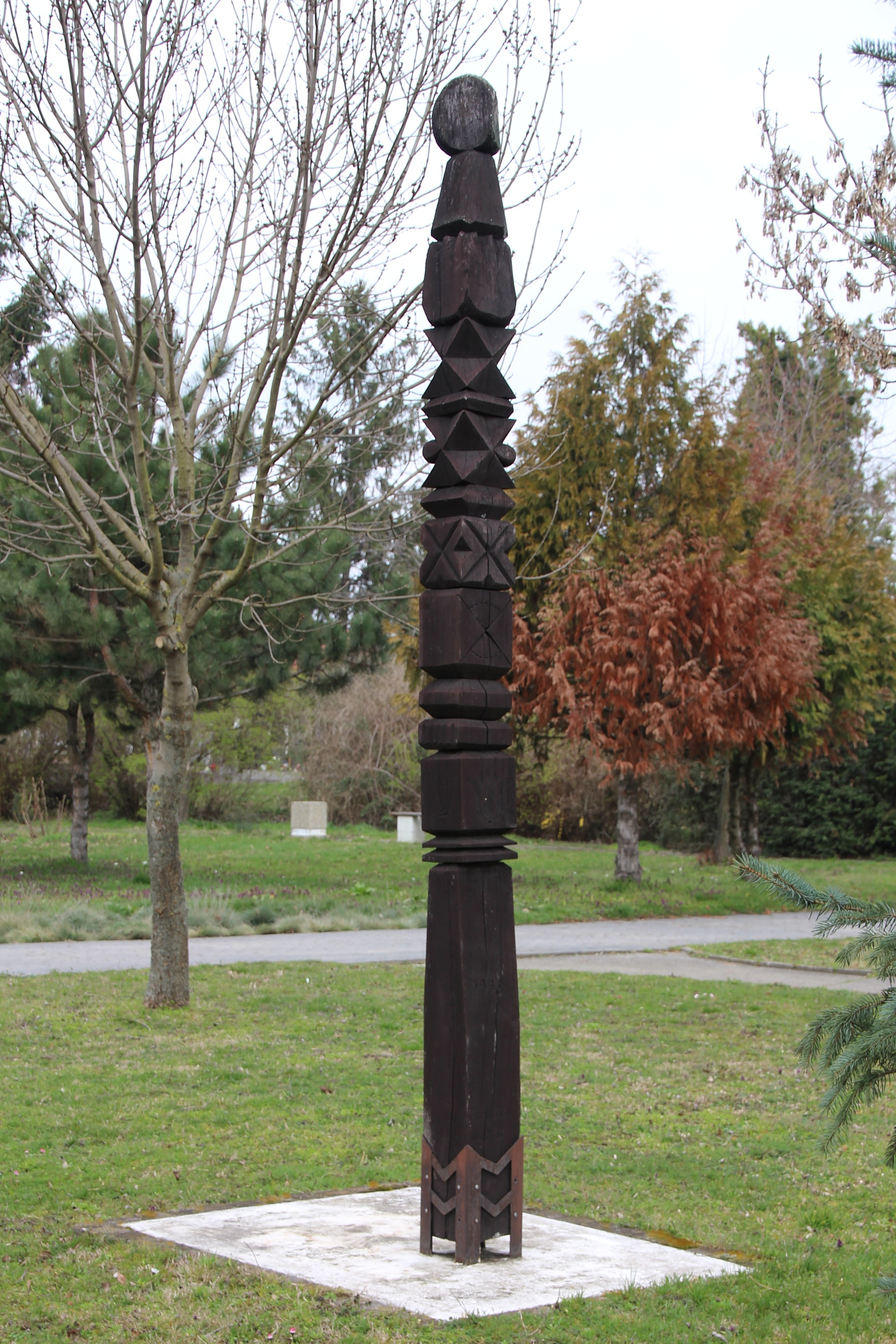 Elődeink emlékére kopjafa