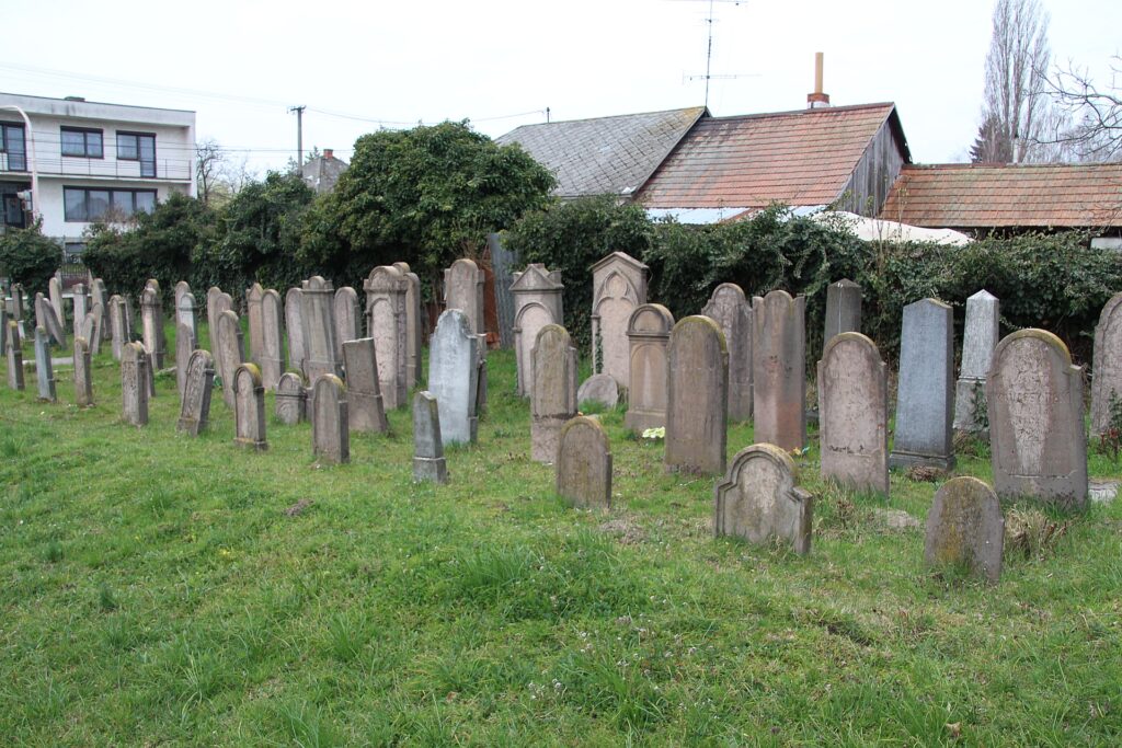 Régi sírkövek a református temetőben