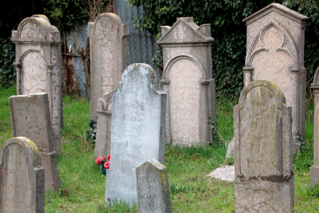 Régi sírkövek a református temetőben