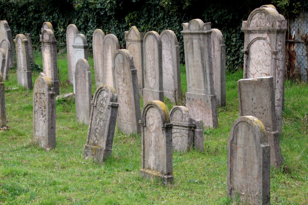 Régi sírkövek a református temetőben