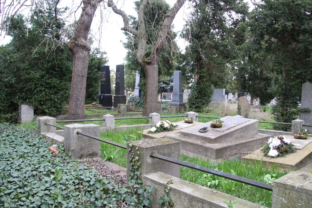 Gyalokay László református lelkész, esperes, helyettes püspök sírja