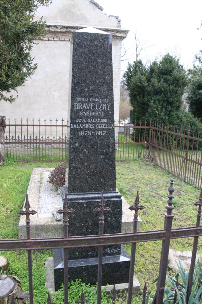 A Galambos család sírkápolnája és sírkertje